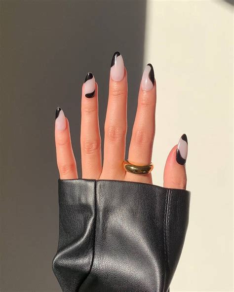 uñas negras y nude|Facilísimas ideas de manicura nude combinada con negro